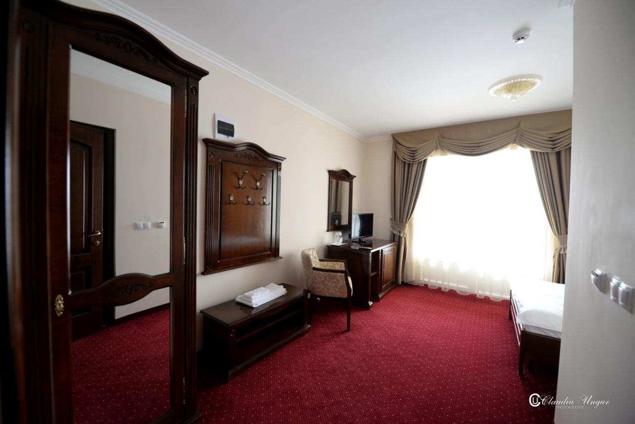 Hotel Dallas Негрешти-Оаш Экстерьер фото